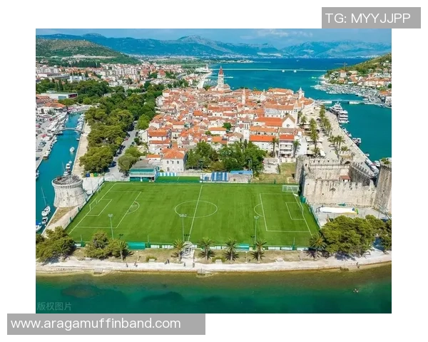 足球巨星携妻子畅游海岛度假享受甜蜜时光尽显恩爱风采