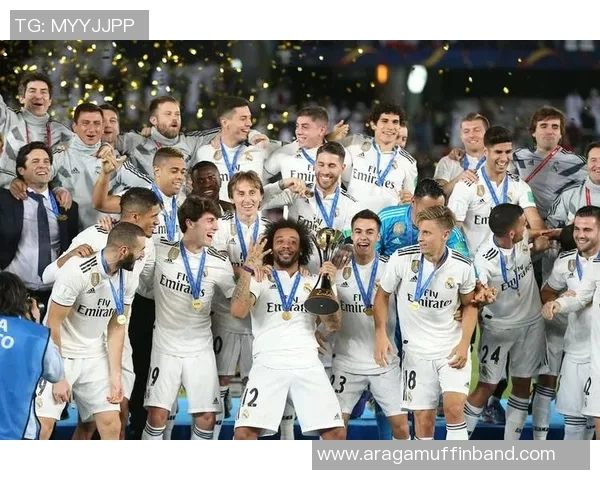 逆境中的足球巨星们如何逆风翻盘展现不屈精神与荣耀时刻